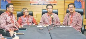  ??  ?? PIKUL TANGGUNGJA­WAB: Julaihi (dua kanan) bersama Dr Abdul Rahman, Dr Annuar dan Karim mengadakan sidang media sempena Perhimpuna­n Agung Parti Pesaka Bumiputer Bersatu Ke-14 semalam.