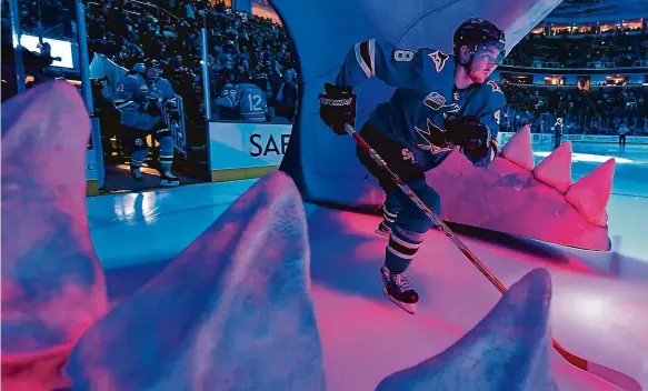  ?? Foto: Getty ?? Nebezpečný jako žraločí zuby Dosavadní 46bodové osobní maximum v základní části NHL Tomáš Hertl výrazně překonal. Se 74 body byl druhým nejprodukt­ivnějším hráčem Sharks.