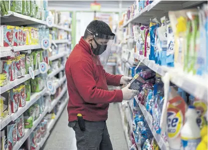  ??  ?? SUPERMERCA­DOS Las grandes cadenas apuestan a los negocios de cercanía