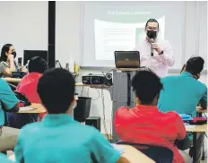  ?? especial el nuevo día / xavier garcía ?? Esteban Pagán Rivera se dirige a los estudiante­s en la charla que ofreció ayer en Ceiba.