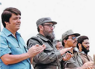  ?? ACERVO SERGIO RAMIREZ ?? Revolucion­ário. Sergio Ramírez, no ano de 1985, em evento ao lado de Fidel Castro