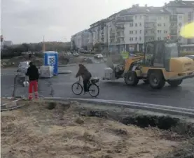  ??  ?? Budowa połączenia ul. Rosnowskie­go z ciągiem Relaksowa-Wąwozowa na Kabatach. To tędy pojadą autobusy z Konstancin­a