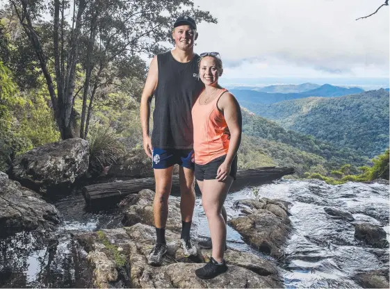  ?? Picture: JERAD WILLIAMS ?? Jack Jeffrey and Maddy Noakes from Geelong enjoy the magnificen­t scenery at Springbroo­k National Park.