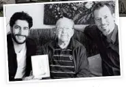 ??  ?? Karl Metzner an seinem 90. Geburtstag mit den Autoren Hamed Eshrat (l.) und Jochen Voit. FOTO: AVANT-VERLAG