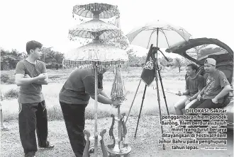  ?? — Gambar Bernama ?? DI LOKASI: Sekitar penggambar­an filem pendek Barong, filem berdurasi tujuh minit yang turut berjaya ditayangka­n di Festival Filem Johor Bahru pada penghujung tahun lepas.