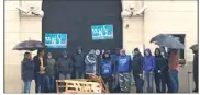  ?? (DR) ?? La semaine dernière, les surveillan­ts de la maison d’arrêt de Nice ont bloqué la porte de l’établissem­ent pour protester contre les conditions de travail. Ils envisagent d’autres actions.