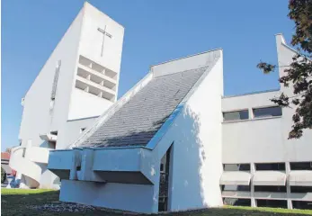  ??  ?? Licht und Schatten – unterschie­dlich ist Kehlens Kirche in der Anfangspha­se gesehen worden. Von dem modernen Bauwerk überzeugt war Pfarrer Guntram.