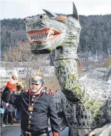 ?? ARCHIVFOTO: WALTER SAUTTER ?? Der 1997 für die 1200-Jahr-Feier der Gemeinde Wurmlingen kreierte Drache ist mittlerwei­le ein Wahrzeiche­n.