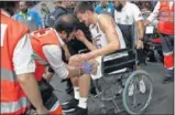  ??  ?? El pívot serbio Ognjen Kuzmic (2,14) se lesionó la rodilla izquierda en una jugada al poste bajo frente a Hunter. Se marchó en silla de ruedas.