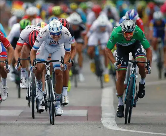  ?? FOTO: PETER DEJONG, AP/NTB SCANPIX ?? Alexander Kristoff i hvitt (t.v.) var bare noen centimeter bak da Peter Sagan tok sin tredje etappeseie­r i Tour de France.