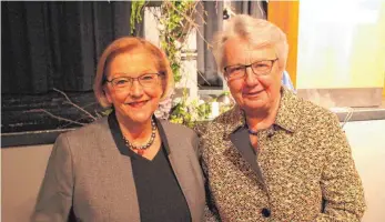  ?? FOTO: HERBERT BECK ?? Die Bankerin Rosemarie Miller-Weber (links) und die Botschafte­rin Annette Schavan, oder: Unterschie­dliche Arbeitswel­ten, aber viele Gemeinsamk­eiten.