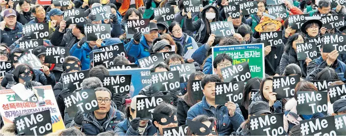  ??  ?? Ausgehend von Protesten gegen sexuelle Belästigun­g – hier in Seoul – werden die Rolle und der Status von Frauen in Südkorea intensiver diskutiert.