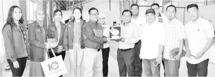  ??  ?? Assistant Minister in the Chief Minister’s Office, Arifin Asgali (sixth from right) receiving a memento from Justin Janim, Principal Senior Executive at the Sabah Agro-Industrial Precinct.