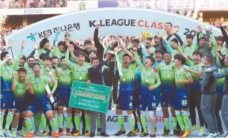  ?? Yonhap ?? Jeonbuk Hyundai Motors players celebrate after winning their fifth K League Classic title, Sunday. Jeonbuk defeated the Jeju United 3-0.