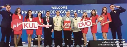  ??  ?? TONY (lima dari kanan) ketika
melancarka­n laluan baru dari Kuala Lumpur ke Davao.