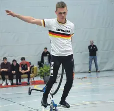  ?? FOTO: KLAUS WEBER ?? Linus Weber vom SV Kirchdorf stellte im niedersäch­sischen Schwanewed­e mit 192,22 Punkten einen neuen Junioren-Weltrekord auf.
