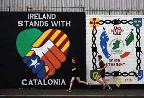  ?? © rtr ?? Solidarite­it met Catalonië op een muurschild­ering in Belfast .