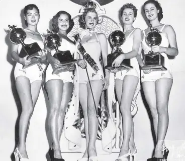  ??  ?? Finland’s Armi Helena Kuusela and her court consisting of delegates from Hawaii, Greece, Hong Kong and Germany. It was actress Piper Laurie (right) who crowned Armi.