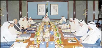 ?? Photo from PM’s Diwan ?? Acting Prime Minister and Minister of the Foreign Affairs Sheikh Sabah Khaled Al-Hamad Al-Sabah chairs the weekly
Cabinet meeting on Monday.