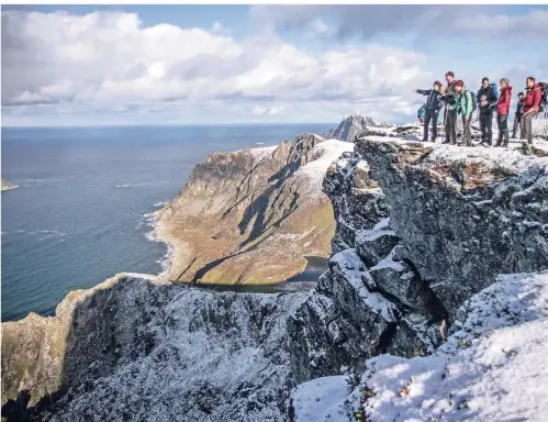  ?? FOTO: A. BAUMEISTER ?? Gemeinsam durch Spitzberge­n: Eine Gruppe Bochumer Studenten auf Exkursion mit Geograf André Baumeister