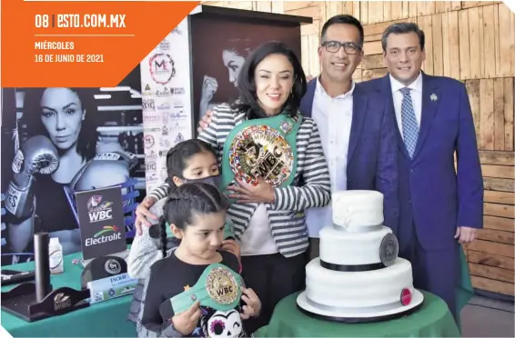  ?? FOTO: ALMA MONTIEL ?? Jackie Nava recibió su cinto de manos de Mauricio Sulaimán, junto a su esposo y las nenas Frida y Valentina.