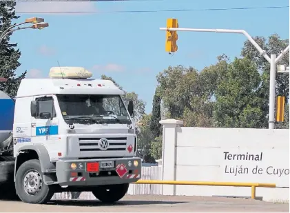  ?? ?? Costos logísticos. Un camión de YPF en Luján de Cuyo, donde la petrolera posee un complejo industrial.