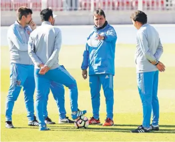  ?? FOTO: PHOTOSPORT ?? Hoyos conversa con sus ayudantes en el Nacional.