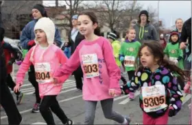  ?? PHOTO PROVIDED ?? Children participat­e in the 2017Troy Turkey Trot.