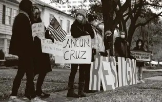  ?? Marie D. De Jesús / Staff photograph­er ?? Demonstrat­ors stand in front of U.S. Sen. Ted Cruz’s home in Houston demanding his resignatio­n Thursday. Cruz has been criticized for flying to Cancún with his family while Texas is in crisis.