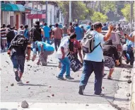  ??  ?? Peticiones. El FMLN pidió que se investigue­n los hechos ocurridos en el centro de Santa Tecla.
