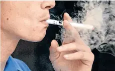  ??  ?? El consumo de cigarrillo­s electrónic­os entre la juventud es cada vez más popular./ARCHIVO.