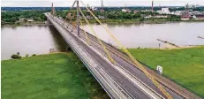  ?? FOTO: DPA ?? Die gesperrte Rheinbrück­e der Autobahn 40 bei Duisburg-Neuenkamp.