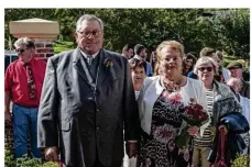  ??  ?? Samedi, Ginette et Michel Coru, maire de Cheffrevil­le-Tonnencour­t, ont célébré leurs noces d’or dans « leur commune ».