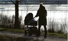  ?? Symbolfoto: Maurizio Gambarini, dpa ?? Armutsrisi­ko Kind: Vor allem Alleinerzi­ehenden droht später Altersarmu­t, warnt die Agentur für Arbeit.