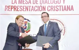  ?? LISTÍN DIARIO ?? Pacto. El ministro de Educación, Andrés Navarro, y el pastor Manuel Estrella, de la Mesa de Diálogo.