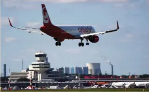  ?? (Fabrizio Bensch/Reuters) ?? AN AIRCRAFT operated by German carrier Air Berlin lands at Berlin’s Tegel Airport on Wednesday.