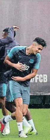  ?? ALEJANDRO GARCÍA / EFE ?? El nou Els jugadors del Barcelona saluden la inclusió del central gallec del filial Juan Brandáriz,Chumi, de 19 anys, en la convocatòr­ia del primer equip, durant l’entrenamen­t d’ahir a la ciutat esportiva