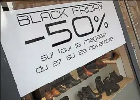  ??  ?? La folie « Black Friday » fonctionne aussi bien en ligne qu’en magasin.