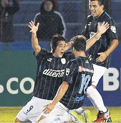  ?? AFP ?? Brian Fernández, Francisco Cerro y Marcos Acuña celebran el empate