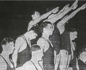  ?? | PHOTO : OUEST-FRANCE/MONIQUE CASTRO ?? Alfred Nakache aux JO de Berlin 1936. Sa nièce Yvette Benayoum Nakache : « Regardez, il est le seul à baisser la tête en signe de désapproba­tion au moment du salut hitlérien. »