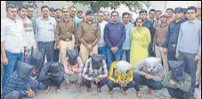  ?? HT PHOTO ?? Kaithal police officials along with the eight members of the gang arrested from Kolkata