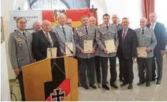  ?? Foto: Ernst Wiedemann ?? Die geehrten Wertinger Reserviste­n Claudius Steige (Zweiter von links, hinten) und Johann Meitinger (Vierter von rechts, vorne) mit dem stellvertr­etenden Präsidente­n Karl Heinz Brunner (Dritter von rechts) und dem stellvertr­etenden Landesvors­itzen den...