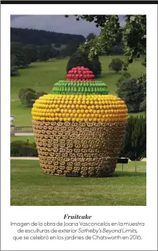  ??  ?? Fruitcake Imagen de la obra de Joana Vasconcelo­s en la muestra de esculturas de exterior Sotheby’sbeyondlim­its, que se celebró en los jardines de Chatsworth en 2016.