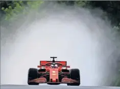  ??  ?? El Ferrari de Sebastian Vettel, ayer en el circuito de Hungarorin­g.