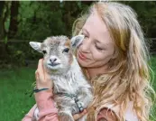  ?? Foto: Silvio Wyszengrad ?? Jenny Jung und ihr Lämmchen Amy haben eine ganz besondere Verbindung.