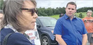  ?? CHRISTOPHE­R CURTIS ?? Ellen Gabriel has a tense exchange with Oka Mayor Pascal Quevillon at the site of a housing developmen­t in Oka on Wednesday. She said the land being developed “belongs to the people of Kanesatake.”