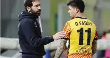  ?? ?? Il tecnico del Benevento Fabio Caserta con l’attaccante brasiliano Farias