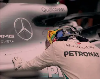  ?? LAPRESSE ?? Lewis Hamilton “in preghiera” sul motore della Mercedes dopo il sofferto successo in Brasile