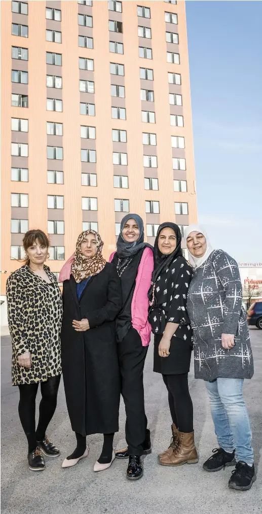  ?? FOTO: ARI LUOSTARINE­N ?? Det muslimska studieförb­undet Ibn Rushds studiecirk­el i Huddinge har som kärngrupp fr.v. Jwan Nasrullah, Alwan Mahmoud, Ines Merai, Jwane Muhammad Ali och Fatima al-Tutu.