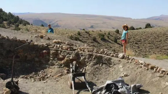  ?? JENNIFER BAIN/TORONTO STAR ?? Hazel MacKenzie, foreground, explores the site of our dinosaur dig, while guide Andrew Rossi looks on.